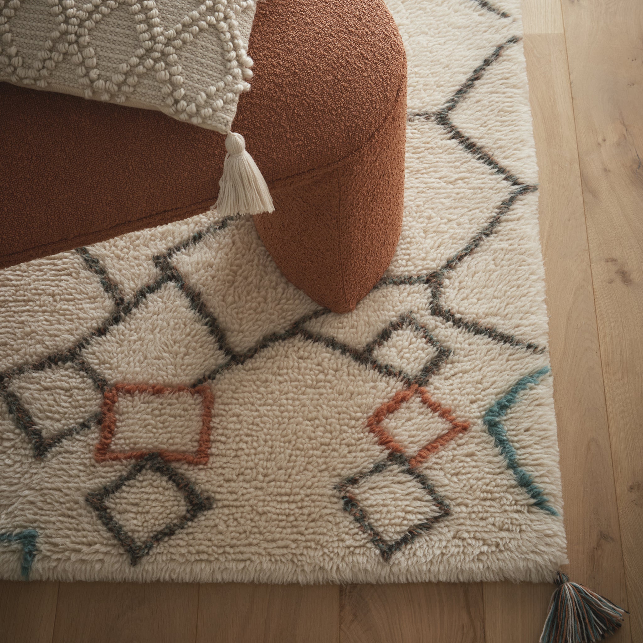 Berber Knotted Chain Rug- 100% wool hand-tufted rug in Ivory with a geometric pattern