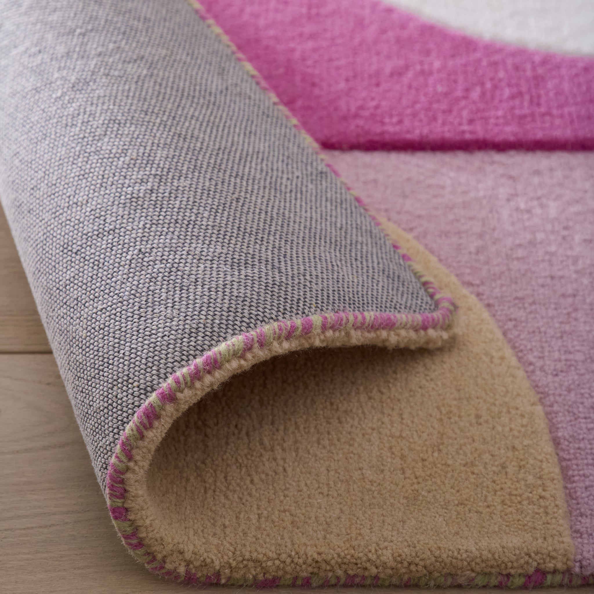Retro deco - 100% wool cut loop pile, hand-tufted rug in pink with a sculptured 3D geometric pattern.