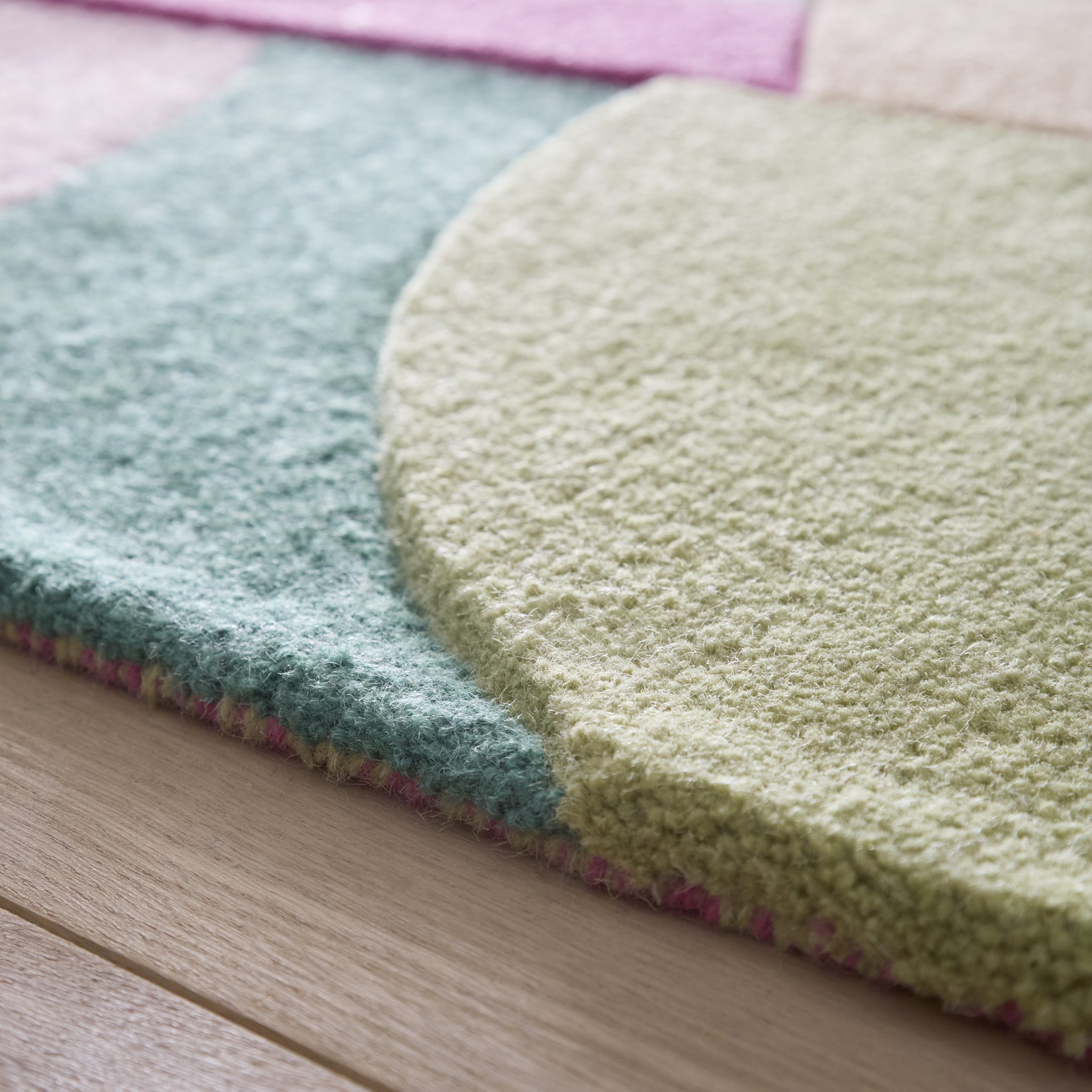 Retro deco - 100% wool cut loop pile, hand-tufted rug in pink with a sculptured 3D geometric pattern.