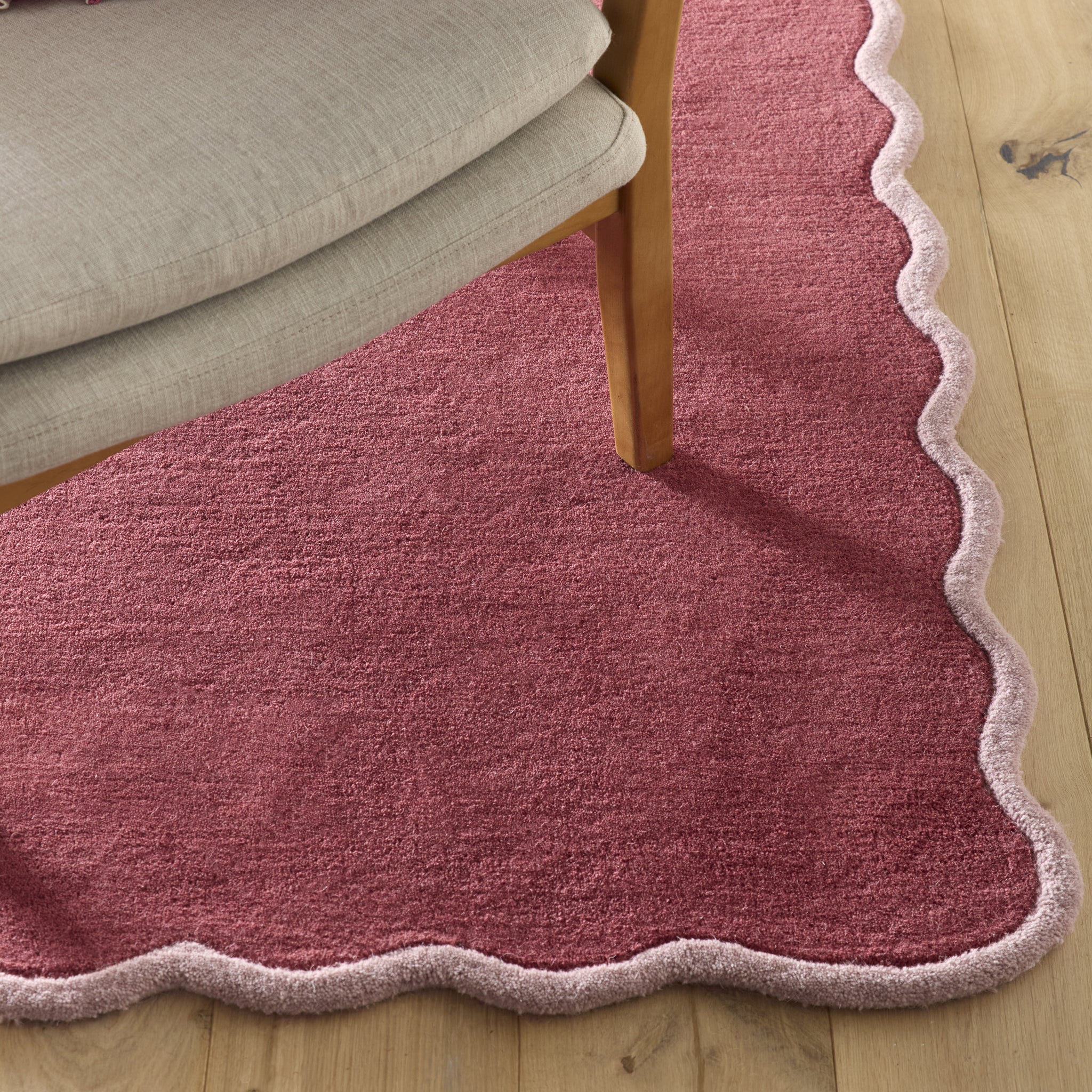 Scalloped Elise- 100% wool cut & loop pile rug in Coral and Lilac with a thick border. 