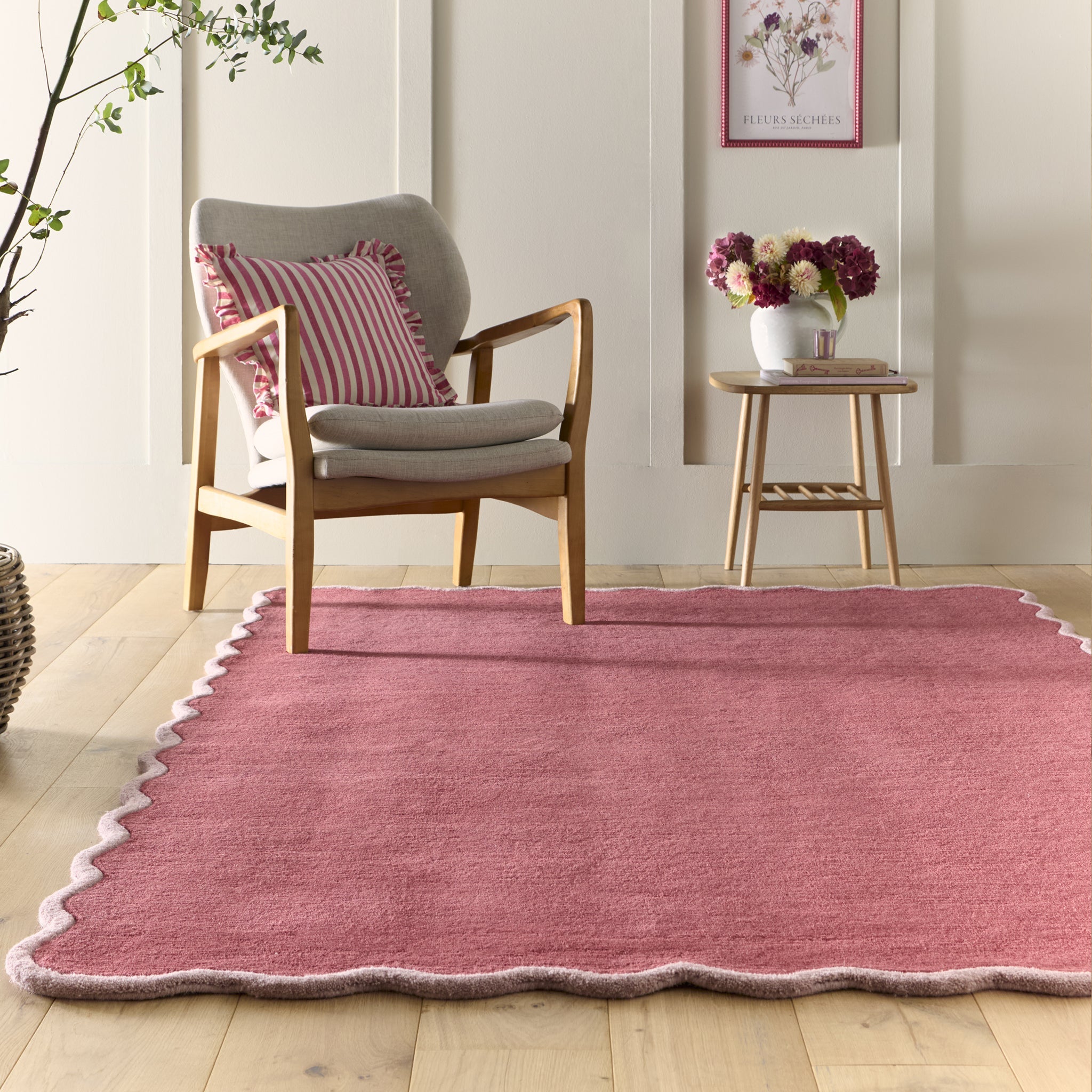 Scalloped Elise- 100% wool cut & loop pile rug in Coral and Lilac with a thick border. 